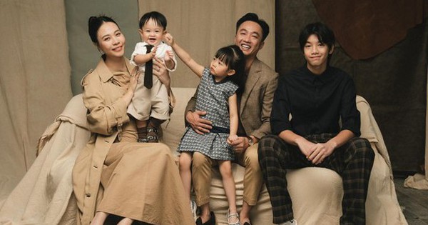 1 chi tiết về con cái trong bức ảnh mừng sinh nhật của Cường Đô la khiến dân tình "trố mắt": Nhà này "lạ" thật!