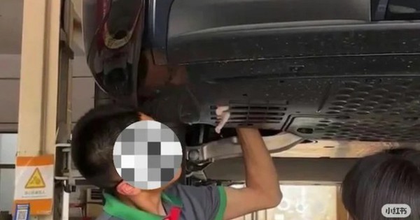 Thấy bàn chân lạ thò ra từ gầm xe ô tô, cô gái hoảng sợ tìm người giúp và nhận về cái kết bất ngờ
