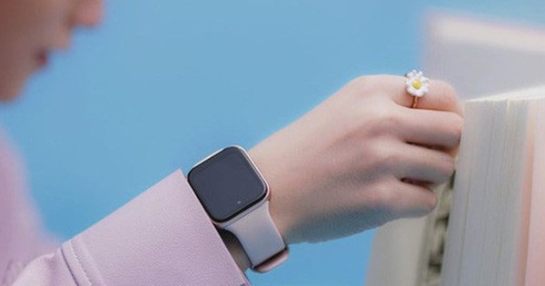 Té ngửa với chiếc đồng hồ Sơn Tùng M-TP đeo trong MV mới: Nhìn xa cứ ngỡ Apple, nhìn gần mới biết thì ra… Oppo
