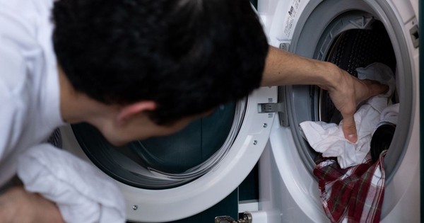 Kinh hoàng: 2 người đàn ông nhét đồng nghiệp vào máy giặt và khởi động, lý do không thể chấp nhận