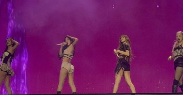 Blackpink 'bùng nổ' ở concert tái xuất
