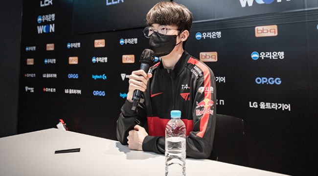 LMHT: “Chủ tịch” Faker thể hiện khả năng xoa dịu fan cực tốt trước hành động quá khích