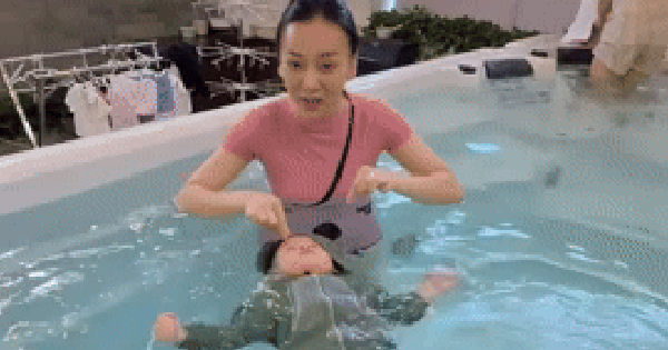 Tranh cãi chuyện Phương Oanh cho cặp sinh đôi tập bơi khi chỉ mới hơn 1 tuổi: Người khen mẹ bình tĩnh, người lại lo "uống no nước, sốc nhiệt"