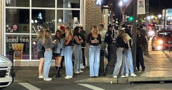 Cả mạng xã hội tranh cãi vì bức ảnh các cô gái mặc quần jeans giống nhau đi chơi tối