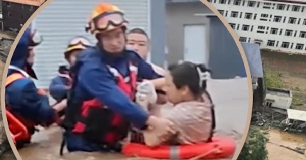 Cùng mắc kẹt trong nước lũ, cảnh chồng đề nghị cứu vợ mình trước gây xúc động