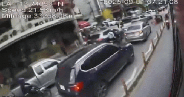 Đang đi song song với xe buýt, tài xế mô tô không ngờ đây là khoảnh khắc cuối cùng của đời mình