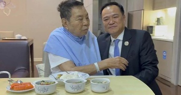 Hình ảnh tân thủ tướng Thái Lan quỳ gối bên cha sau khi đắc cử