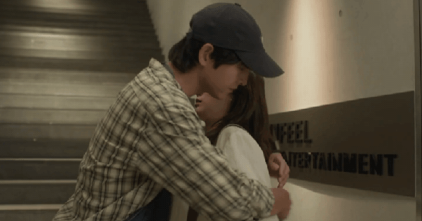 Phim của Song Joong Ki vừa chiếu đã nhận mưa lời khen: Nữ chính giống Song Hye Kyo quá trời, không muốn tua giây nào