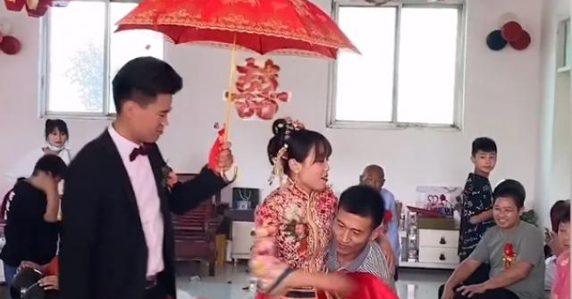 Clip: Cô gái được 8 anh trai và 2 em trai bế đưa về nhà chồng