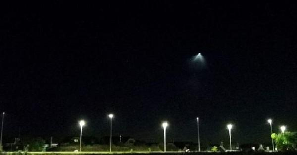 Giải mã bất ngờ về 'UFO phát sáng' hàng trăm người nhìn thấy