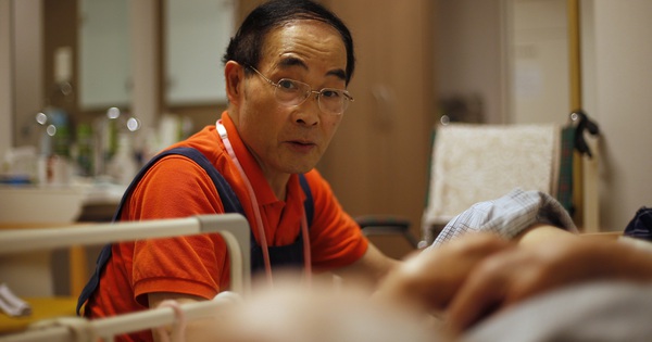 Nghỉ hưu sớm với 176 tỷ đồng, 6 tháng sau người đàn ông 48 tuổi đi làm phục vụ quán bar: Sai lầm vì “Tôi đã bỏ quên điều quan trọng nhất”