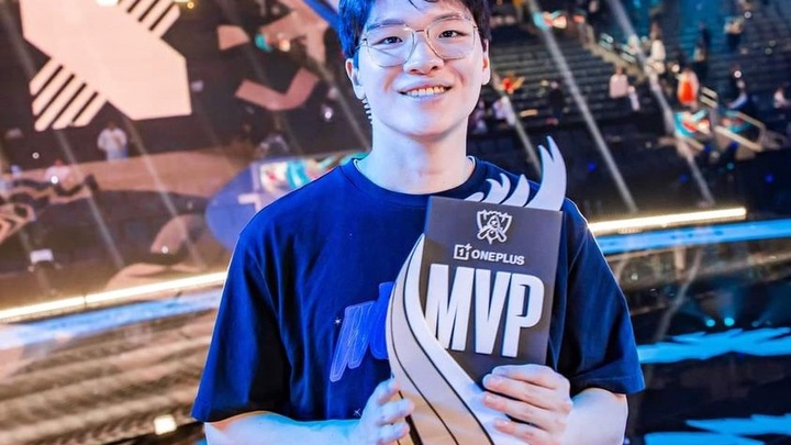 Hủy diệ T1 với con bài Aatrox, DRX Kingen được vinh danh MVP chung kết CKTG 2022