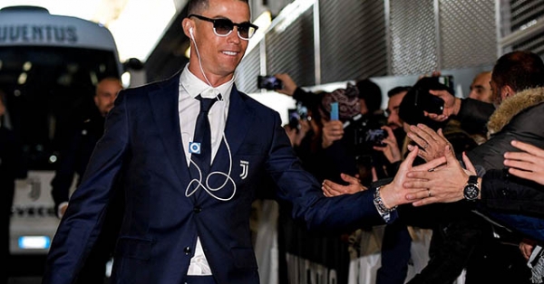 Siêu sao Cristiano Ronaldo tài sản 450 triệu USD, vẫn xài iPod giá 25 USD