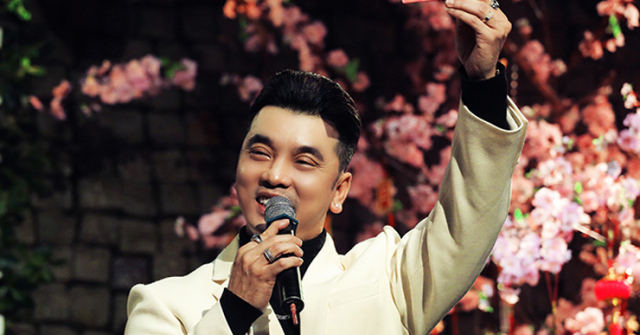 Ưng Hoàng Phúc tất bật chạy show xuyên Tết cùng vợ và con gái 