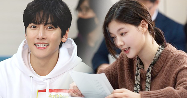 Ji Chang Wook và Kim Yoo Jung chính thức xuất hiện bên nhau: Đằng gái quá xinh, nhưng sống mũi đằng trai 