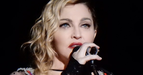 Showbiz thế giới đón nhận tin nóng: Madonna xác nhận nhiễm COVID-19, hé lộ lịch trình cụ thể, đóng góp 25 tỷ chống dịch