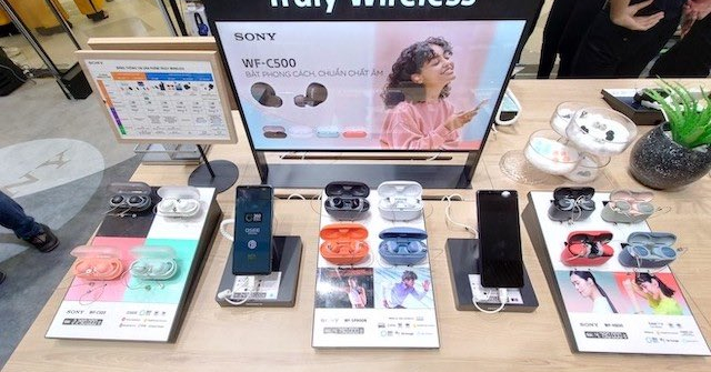 Vì sao Apple, Sony, Samsung, Oppo đua nhau mở 