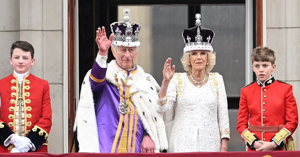 Vua Charles và Vương hậu Camilla cùng gia đình Vương thất vẫy chào người dân ở ban công Cung điện Buckingham