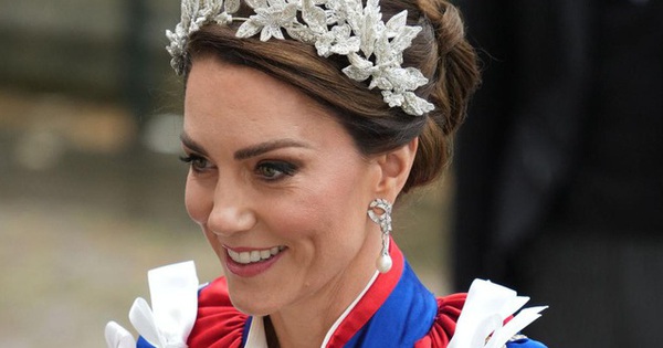 Kate Middleton đeo vòng cổ của Nữ hoàng Elizabeth, hoa tai của Công nương Diana trong lễ đăng quang của Vua Charles III