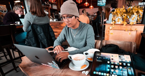 Quán cafe đầu tiên CẤM khách dùng laptop ngồi làm việc: ''Khách yêu cầu quán tắt nhạc để họp trực tuyến trong khi chỉ gọi 1 ly nước!''