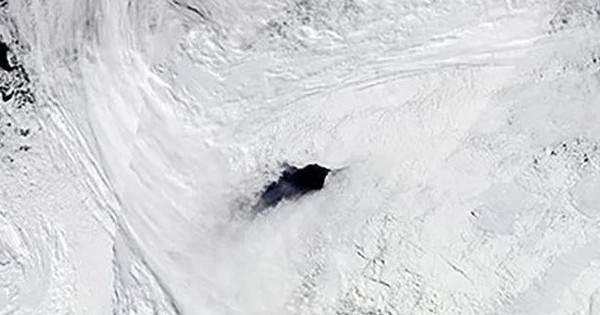 Hố băng bí ẩn ở Nam Cực có kích thước bằng cả Thụy Sĩ liên tục nứt ra không rõ lý do: Các nhà khoa học cuối cùng cũng tìm ra câu trả lời