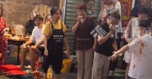 Mèo hoang rơi vào nồi lẩu đang sôi, chủ quán có cách xử lý bất ngờ