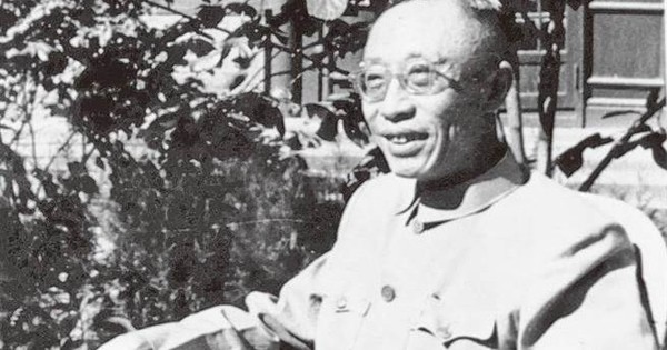 Thăm lại Cố cung, Phổ Nghi chỉ vào chiếc bình hoa và nói một câu kỳ lạ, mọi người xung quanh ngay lập tức hoảng sợ