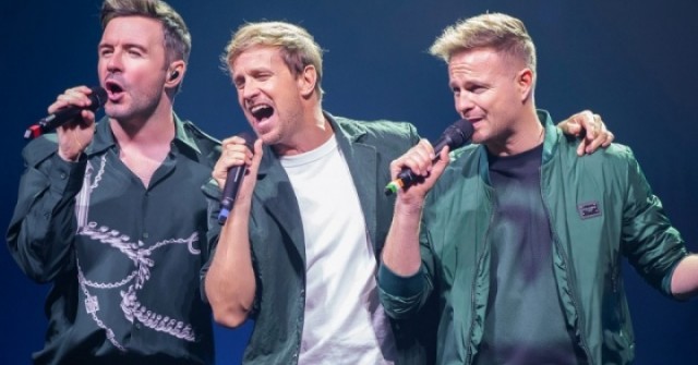 Hàng nghìn khán giả hòa giọng cùng Westlife trong đêm nhạc tại Hà Nội