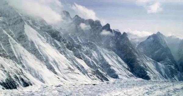Đoàn leo núi mắc kẹt trong bão tuyết tại Himalaya, 9 người thiệt mạng