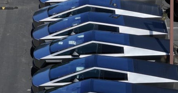 Elon Musk "khẩu chiến" với ông Trump, Tesla khó bán xe