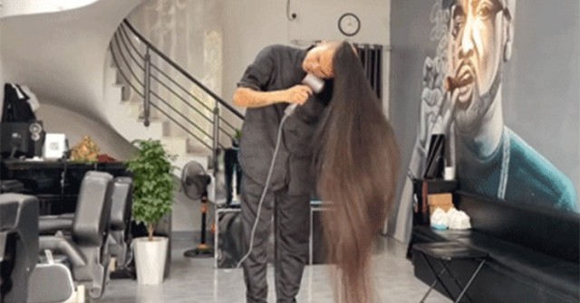 Chàng trai Hải Dương sở hữu mái tóc suôn mềm dài 1,7m, hội chị em nhìn 'đỏ mắt'