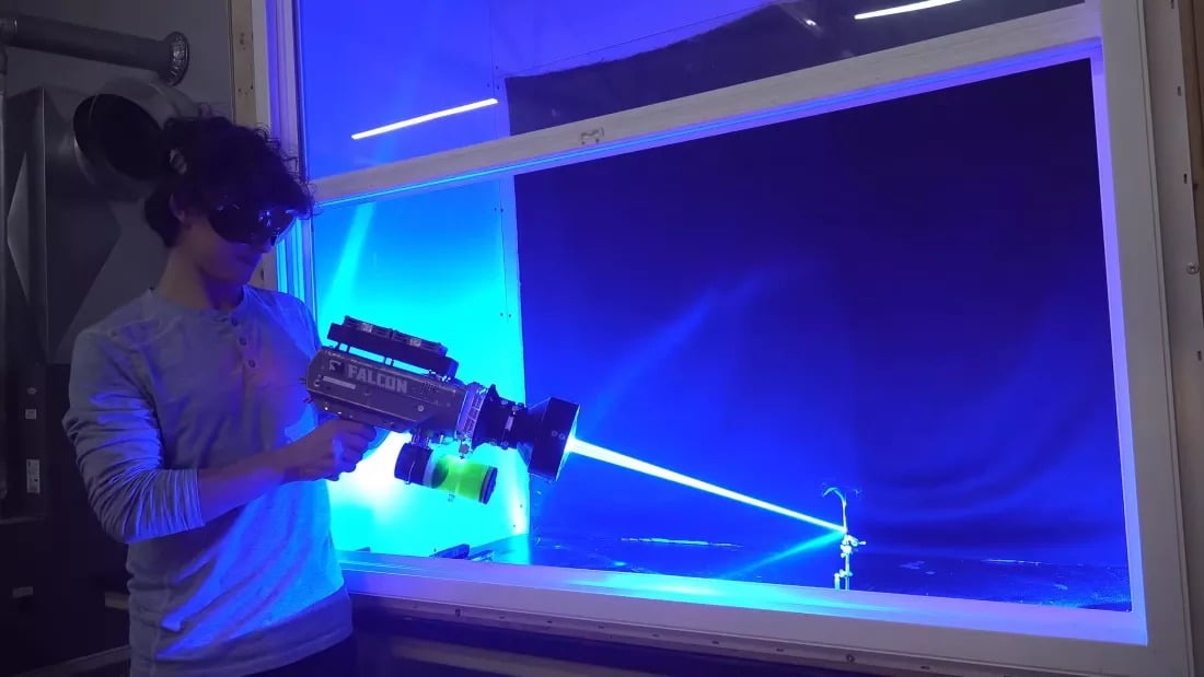 YouTuber chế tạo laser cầm tay mạnh nhất thế giới: Nóng chảy titan, làm nứt kim cương