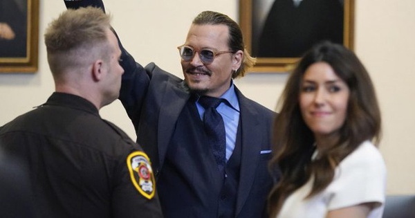 Johnny Depp kín tiếng hơn hậu thắng kiện