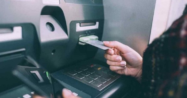 Thẻ ATM bị khóa, có rút tiền, chuyển tiền được không?