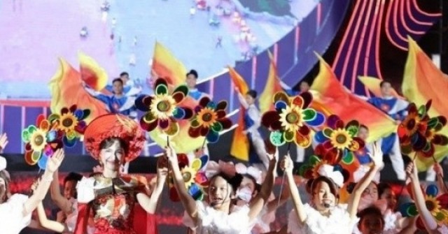 Hòa Minzy và Tuấn Cry biểu diễn 'Bắc Bling' với hơn 1.500 người