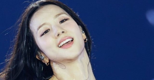 Lisa, Jennie diễn 'bốc lửa' ở show tái xuất của Blackpink