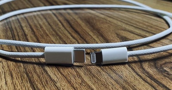 Người đàn ông dán dây sạc iPhone vào mũi giả bộ thở oxy khi điều trị ung thư, sơ hở rõ ràng nhưng đến cả tỷ phú cũng bị lừa chuyển tiền ủng hộ