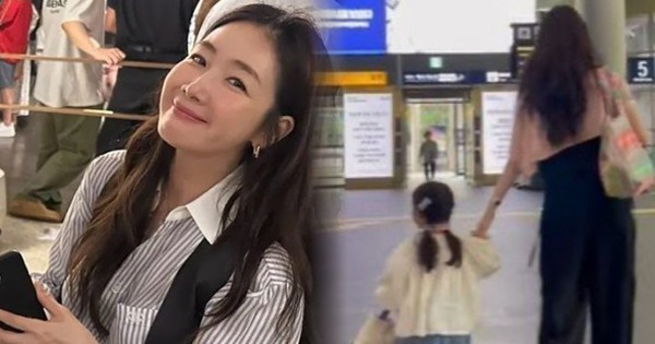 Con gái 3 tuổi nhà Choi Ji Woo gây chú ý khi đi chơi cùng mẹ