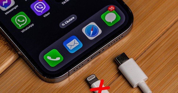 Nói thật là, 2025 rồi còn mua iPhone cổng Lightning là dở
