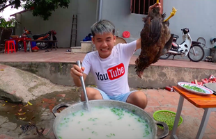 Nấu cháo gà nguyên con chưa vặt lông, Hưng Vlog tiếp tục khiến cộng đồng mạng nhăn mặt, lên án gay gắt