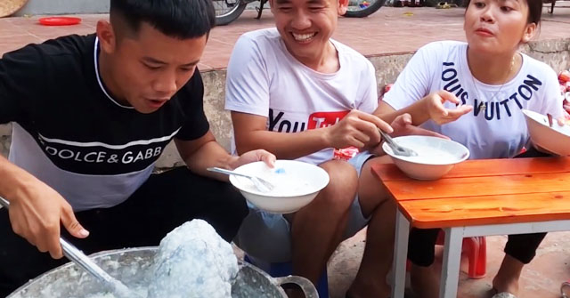 Hưng Vlog gây tranh cãi dữ dội vì luộc gà nguyên con, lãng phí thức ăn