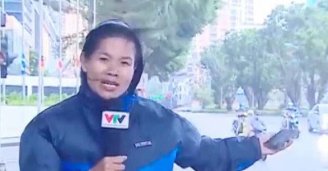 Xúc động hình ảnh MC Nguyễn Ngân VTV đối mặt gió bão để lên hình trực tiếp