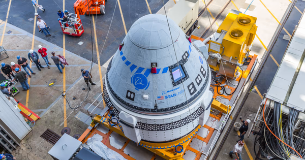 Tàu vũ trụ Boeing Starliner trở về trái đất mà không có người