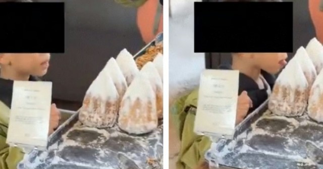 Bé trai bị bắt gặp lén liếm bánh mì trong tiệm, phản ứng của người cha gây phẫn nộ