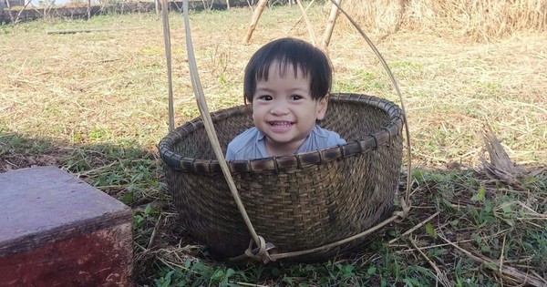 Em bé 2 tuổi ngồi khóc thét bên thi thể mẹ trong Mưa Đỏ