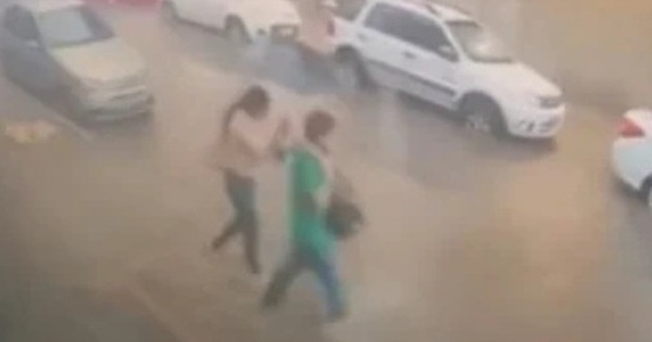 Cô gái bị điện giật tử vong khi băng qua đường trong cơn mưa lớn