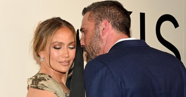 Jennifer Lopez tình tứ bên Ben Affleck