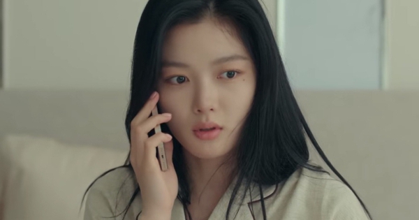 Kim Yoo Jung khiến netizen mê mệt vì mặt mộc quá đỉnh, còn được khen trông như 