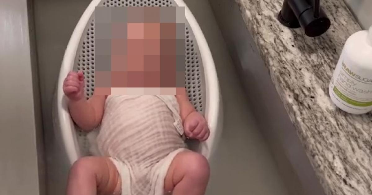 Bà mẹ cho vào tắm trong bồn rửa bát để làm việc nhà gây tranh cãi