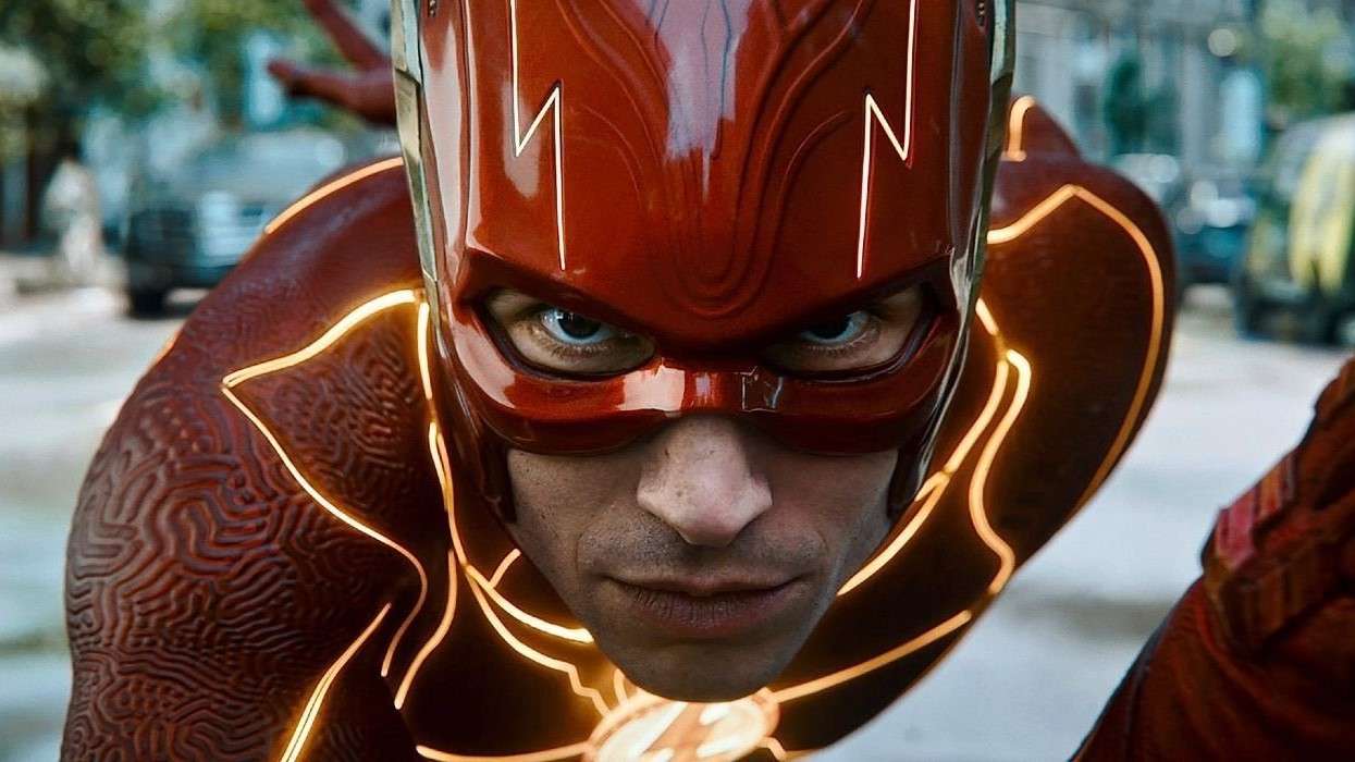 'Cạn lời' với Warner Bros, chia tay Henry Cavill nhưng lại quyết định giữ lại Ezra Miller